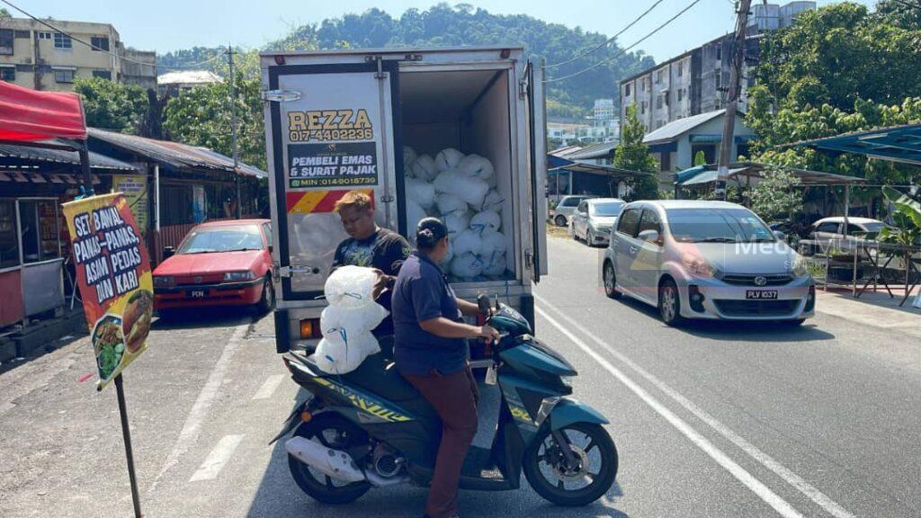 Tak tahan panas, orang P. Pinang mandi ais