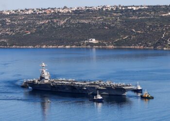 Kapal perang terbesar Amerika terbakar