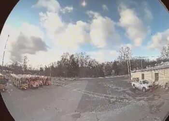 Meteor meletup, langit berdentum sejauh 200 kilometer