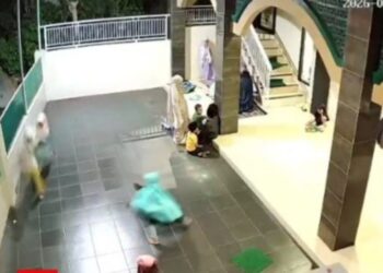 Kur semangat! Budak-budak letup mercun ketika tarawih