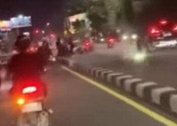 Remaja konvoi motosikal sambil cucuh mercun