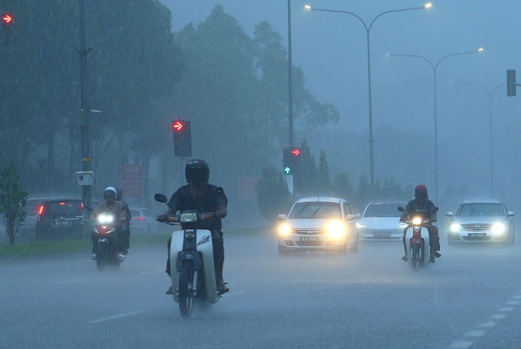 Hujan lebat, ribut petir di 10 negeri hingga 4 petang