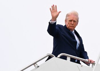 Trump beri amaran lagi, ugut hantar ejen ICE ke lapangan terbang Amerika 