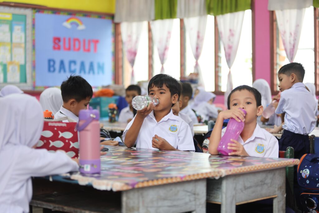 Cuaca panas: Tak perlu pakai tali leher, bawa bekal air ke sekolah