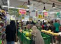 Bimbang raya mengejut, orang ramai serbu beli barang di pasar raya