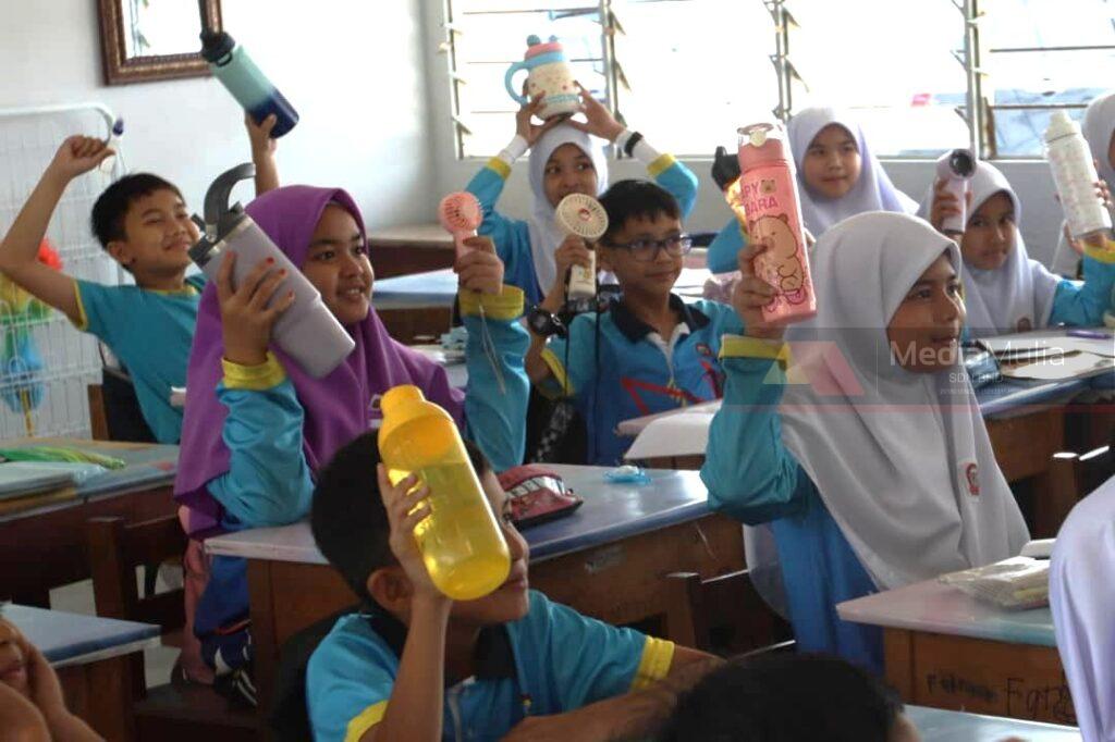 Murid bawa botol air, kipas pergi sekolah