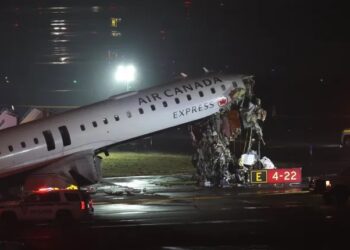 Pesawat penumpang rempuh jentera bomba, dua terkorban