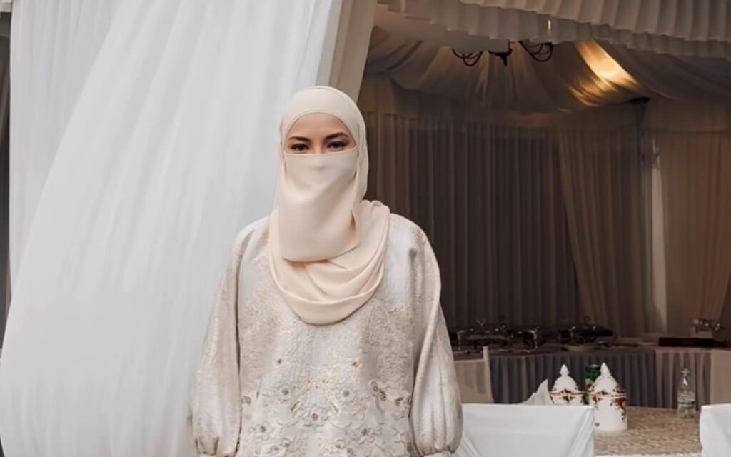 Alahai Neelofa, pakai purdah tapi tudungnya singkat