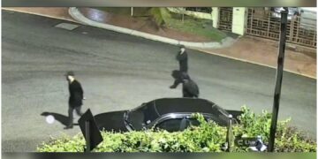 [VIDEO] Tiga lelaki berpakaian hitam diburu pecah rumah di Shah Alam