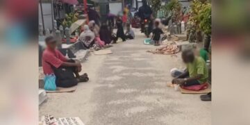 [VIDEO] Warga asing ‘piknik’ tepi kubur, mengemis wang di hari raya
