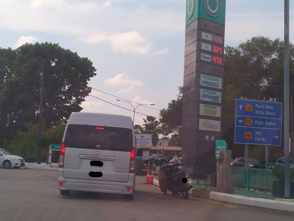 Warga Thailand beraya sambil isi diesel, petrol di Kelantan