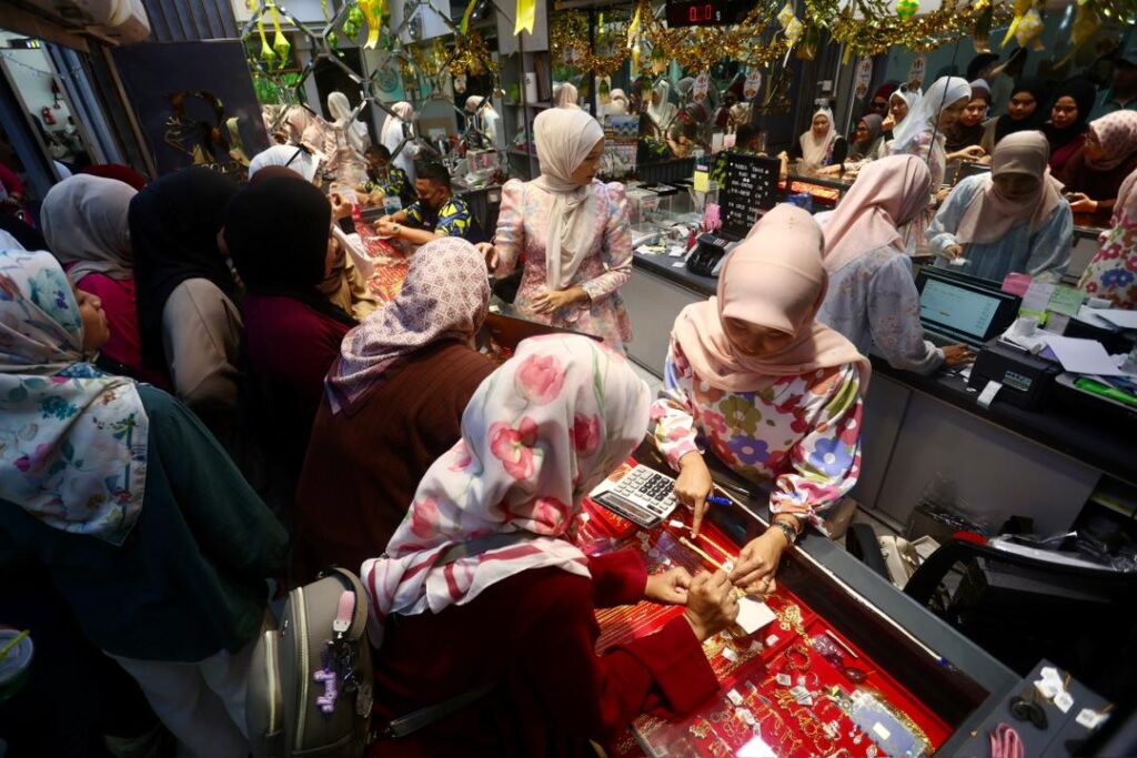 Pembeli terkejut harga emas turun mendadak