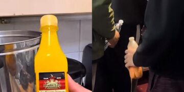 [VIDEO] Orang UK serbu air jagung Malaysia, siap bungkus bawa balik