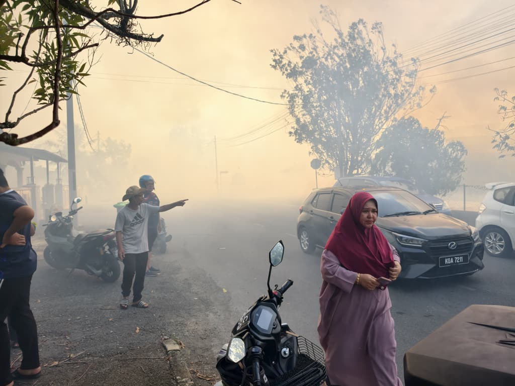 Penduduk cemas perumahan diselubungi asap tebal
