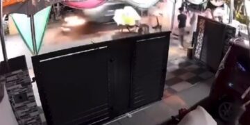 [VIDEO] Kancil dikejar polis rempuh khemah jamuan penduduk