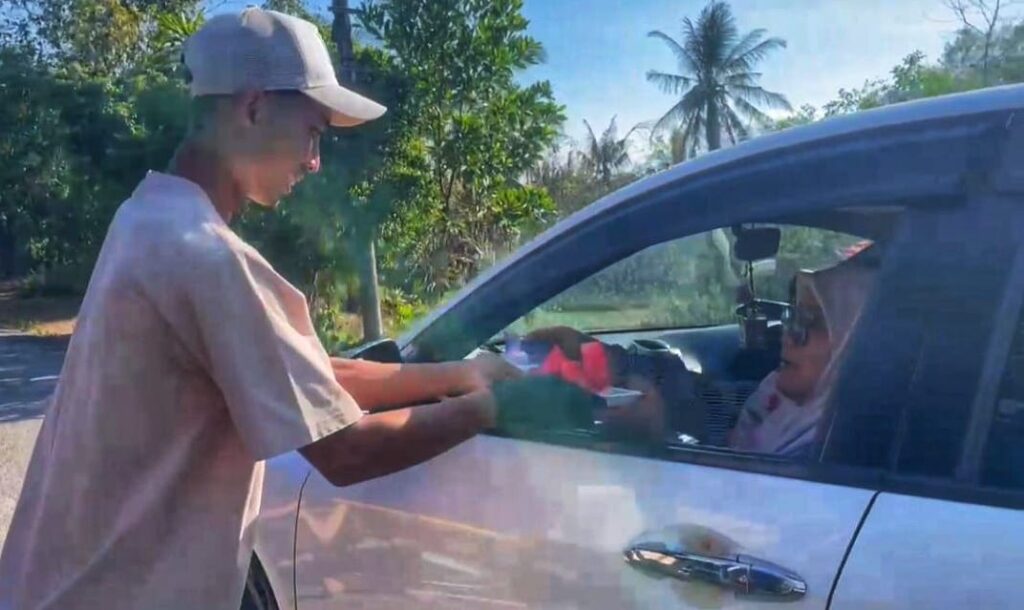 Dua tan tembikai percuma buat perantau ‘sangkut jem’