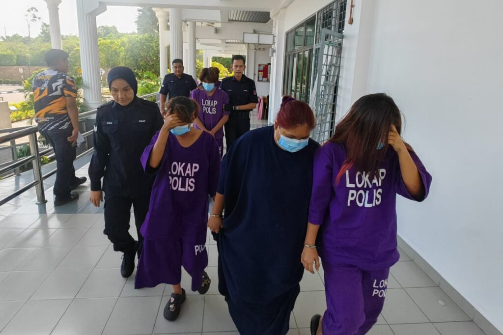 Tanam bayi depan rumah: Remaja, ibu, kakak, adik, kekasih direman