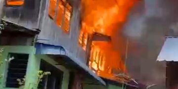 [VIDEO] Api marak sambar 11 rumah, penduduk lari laung ‘Allahuakbar’