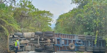 Jalan Gua Musang-Jeli ditutup, treler 24 tayar terbalik melintang jalan