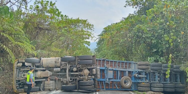 Jalan Gua Musang-Jeli ditutup, treler 24 tayar terbalik melintang jalan
