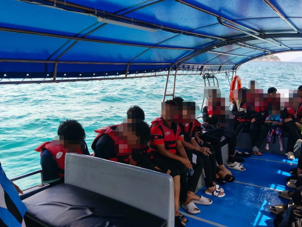 Bot padat dengan 25 pelancong Pulau Redang disita APMM