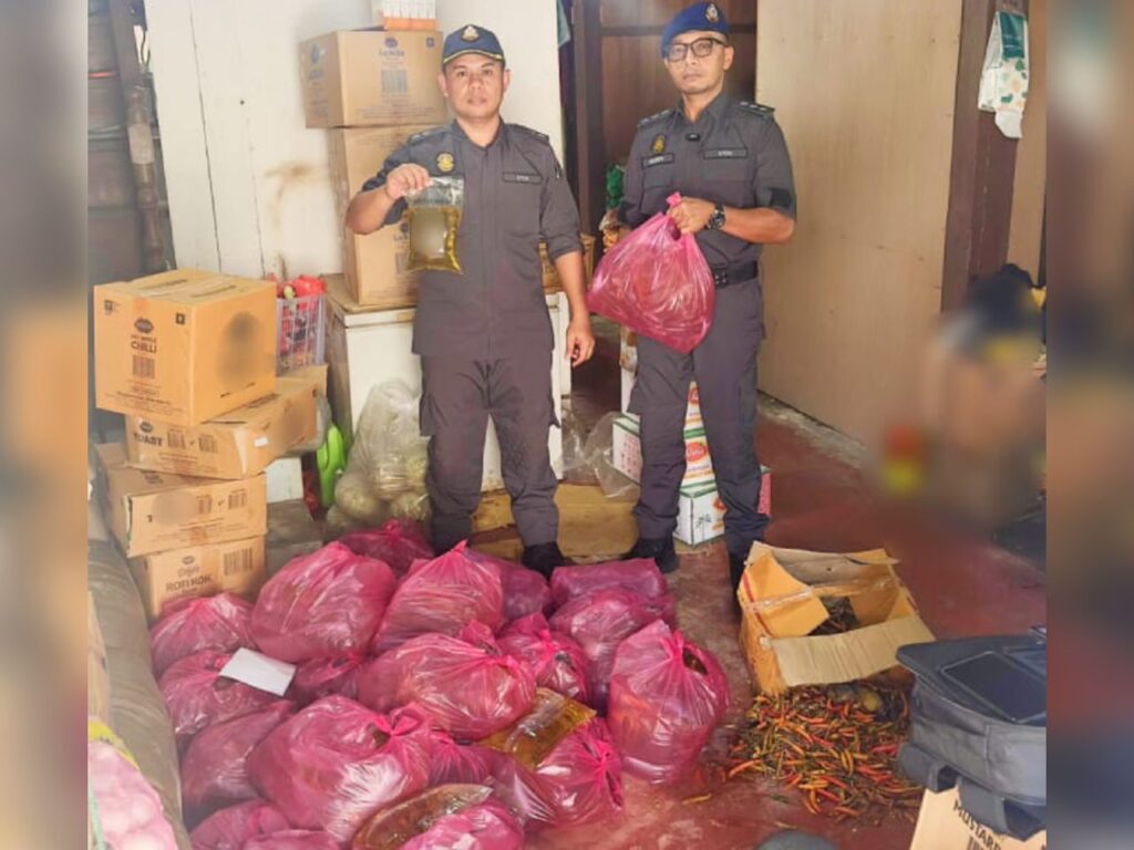 450kg minyak masak peket dirampas dari stor haram di Teluk Intan