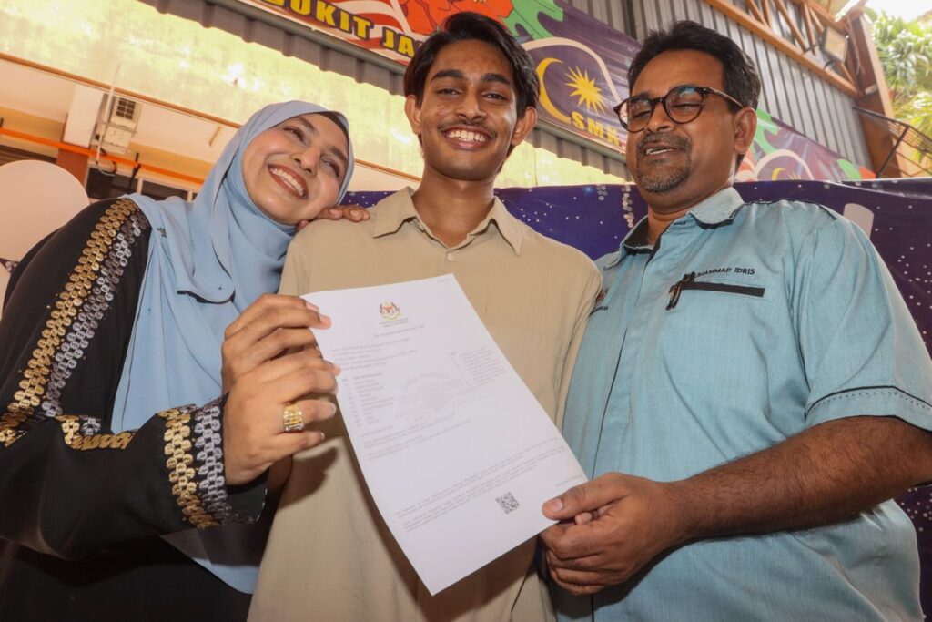 SPM 2025: ‘Ubat’ kejayaan kami adalah doa dan restu ibu ayah