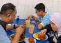 Anak bawa ibu ayah buta redah 357km demi nasi kandar