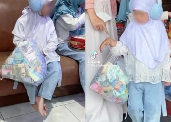 Budak perempuan dapat duit raya penuh beg plastik