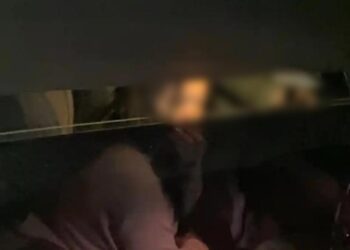 Kereta ‘bergoyang’ di pantai waktu malam