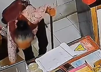 Nenek bertongkat masuk rumah penduduk