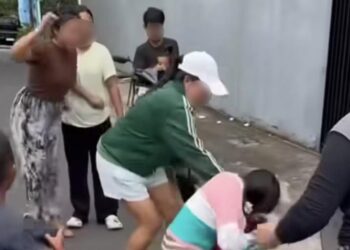 2 wanita berguling, tarik rambut berebut lelaki