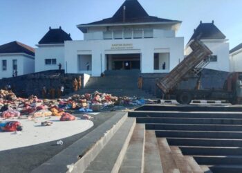  3 bulan tiada gaji, pekerja longgok sampah depan pejabat kerajaan