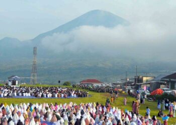 Penduduk solat raya di kawasan gunung