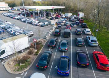 Rakyat Britain diminta kurangkan memandu, tekan brek dengan lembut 