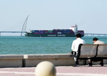 Kapal diarah jauhi laluan Teluk