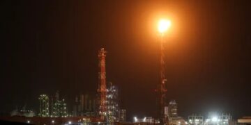 Iran bedil loji penapis minyak Israel