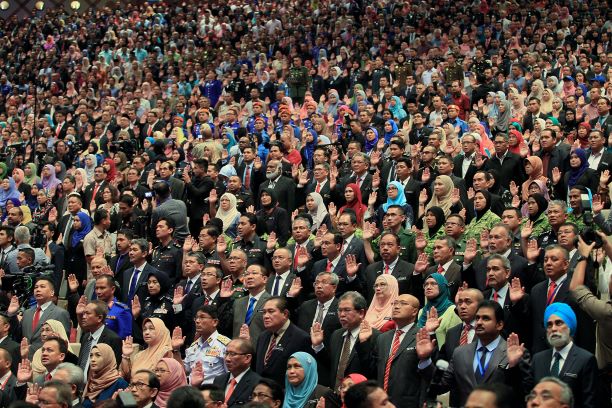 Penjawat awam berperingkat, terpilih bekerja dari rumah