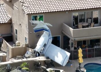 Pesawat terhempas belakang rumah, 3 cedera