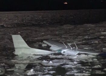 Pesawat terhempas dalam sungai ais 