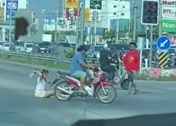 Wanita hentak kaki, duduk tengah jalan raya 
