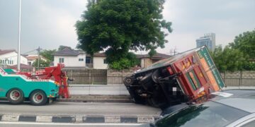 Minyak tumpah, lori terbalik di LDP