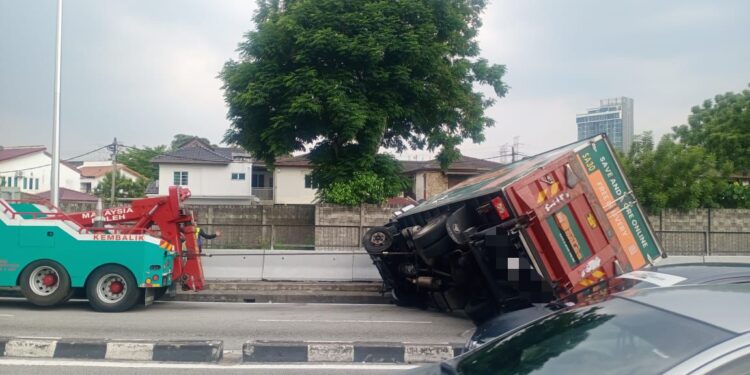 Minyak tumpah, lori terbalik di LDP
