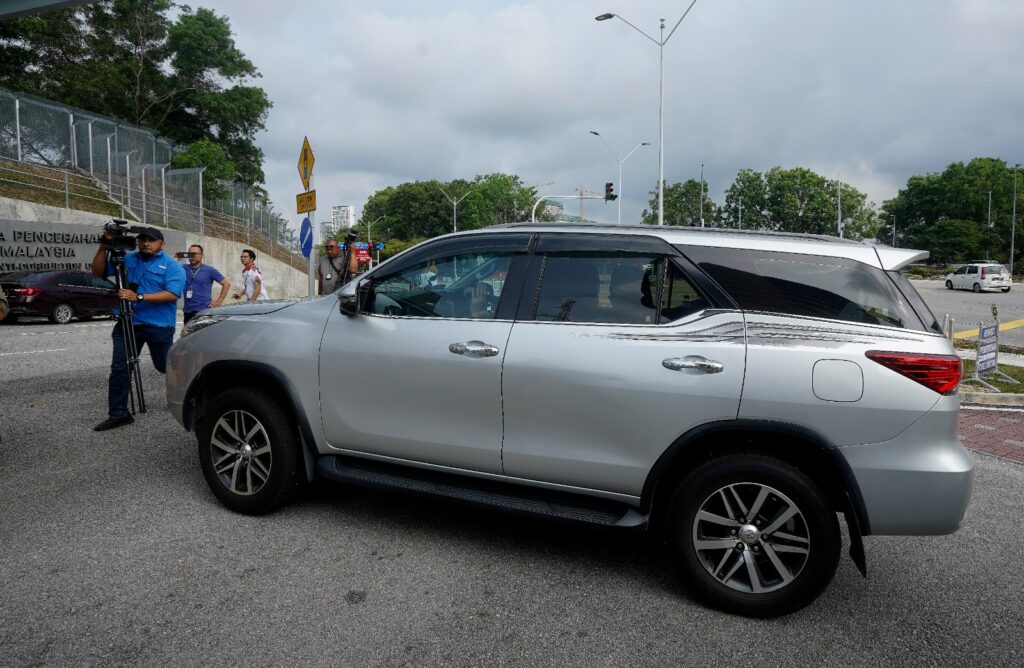 Anak perempuan Tun Daim tiba di SPRM untuk beri keterangan