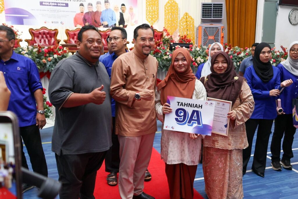 Asyraf Wajdi santuni 2 pelajar SMK Tun Saban raih 9A SPM