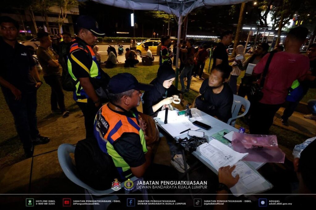 ‘Ulat foto’ KLCC kena serbu, peralatan disita