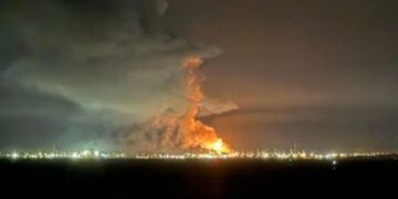 Kilang penapis minyak utama Australia terbakar, meletup