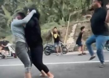 Berebut teman lelaki, 2 wanita ‘berkungfu’ tepi jalan