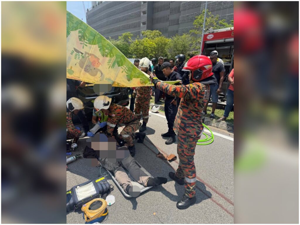 Penunggang motosikal parah tersepit bawah kereta