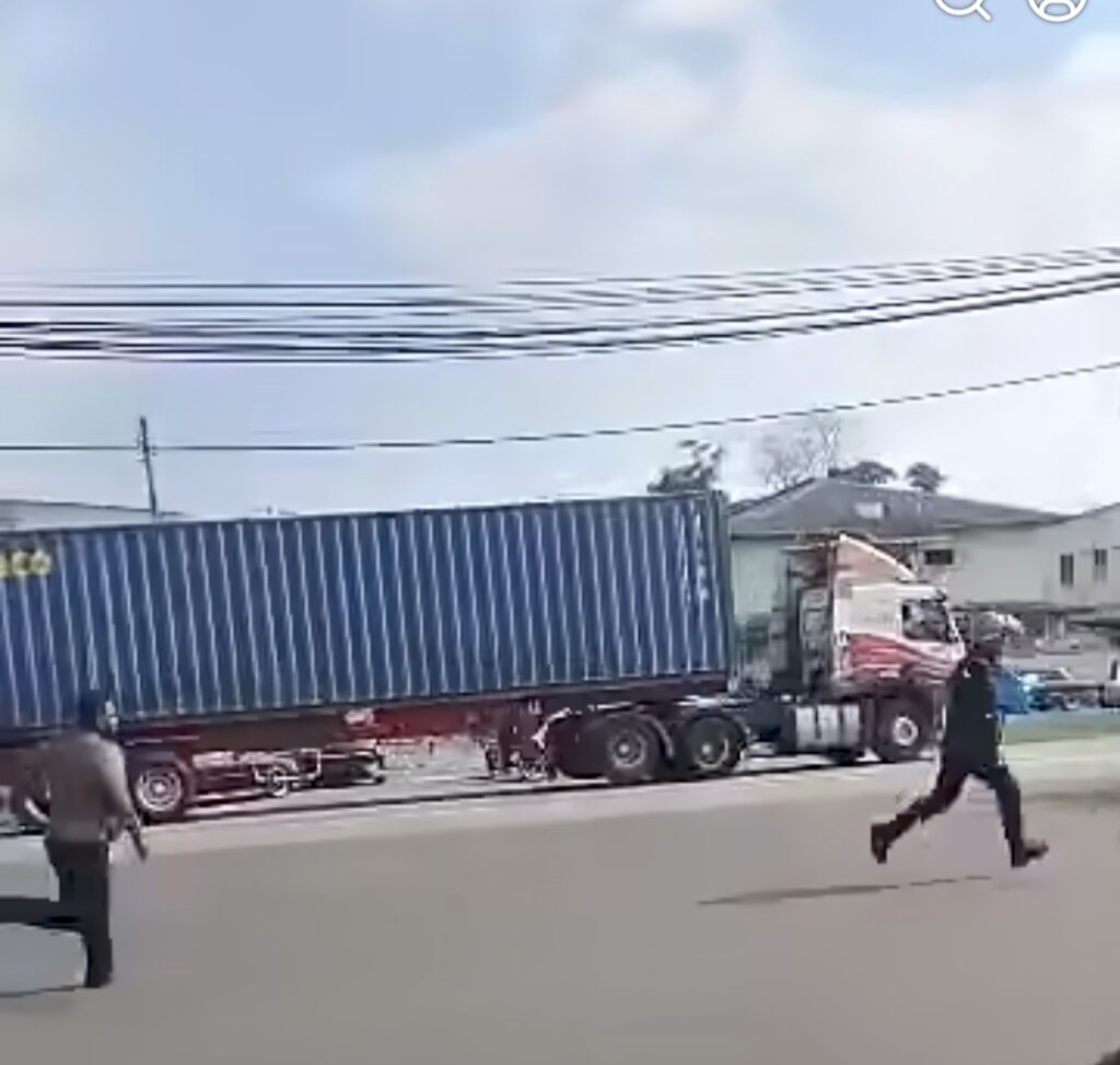 [VIDEO] Mengamuk selepas diminta bayar hutang makanan